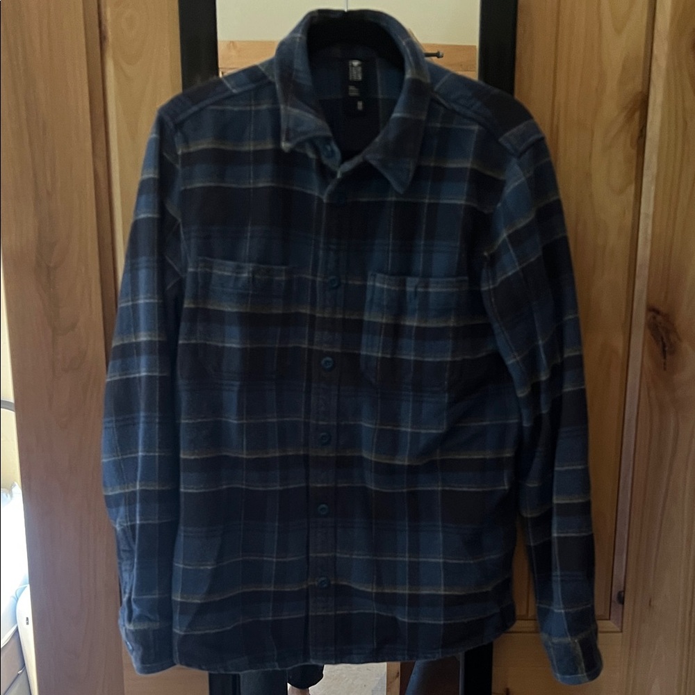 Men’s Mountain Hardware Flannel Button Up